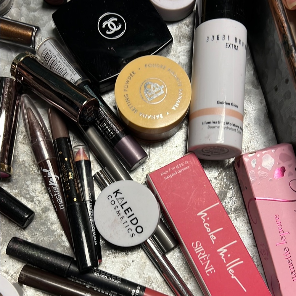 Assorted Makeup Collection - Picture 4 of 12